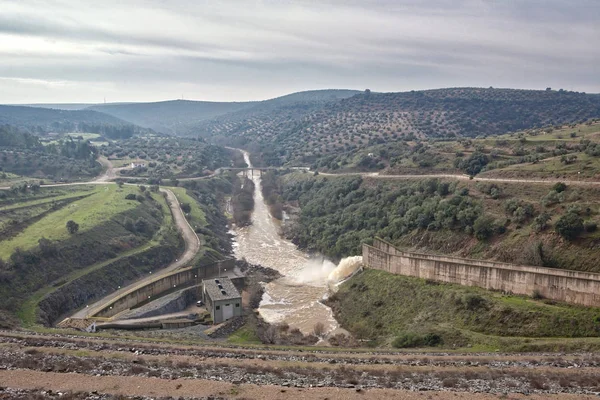 西班牙科尔多瓦省 yeguas 大坝溢流坝 — 图库照片