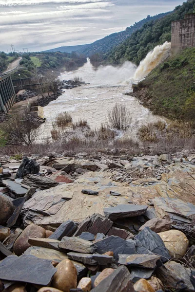 Noodoverlaat van de dam van de yeguas, provincie cordoba, Spanje — Stockfoto