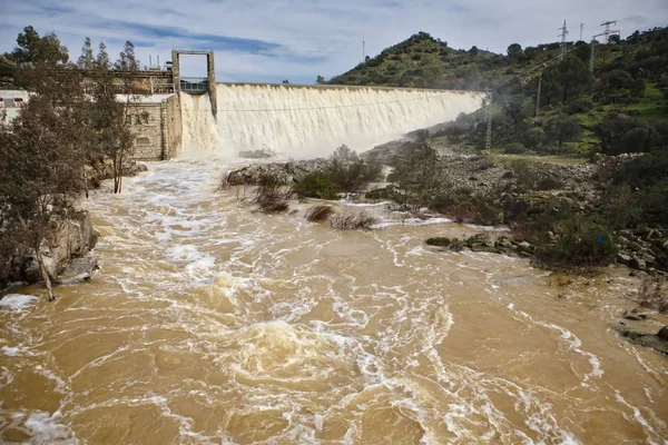 Vista panoramica della diga e del serbatoio idroelettrico centrale di Encinarejo, vicino Andujar, Sierra Morena, provincia di Jaen, Andalusia, Spagna — Foto Stock