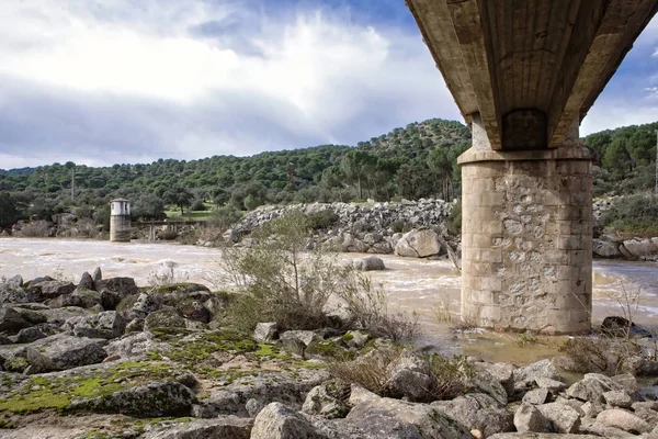 Nehir yeguas Encinarejo, Andujar, Sierra Morena, il Jaen, yakınındaki Merkezi hidroelektrik rezervuarı yakınındaki üzerinde köprü Andalusia, İspanya — Stok fotoğraf