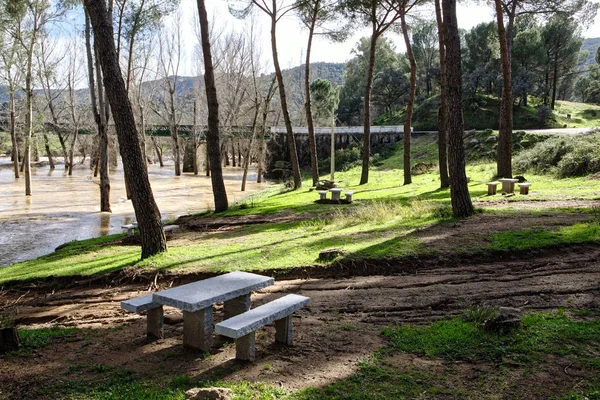 Överfyllda Yeguas floden nära den centrala hydroelektriska reservoaren av Encinarejo, nära Andujar, Sierra Morena, provinsen av Jaen, Andalusien, Spanien — Stockfoto