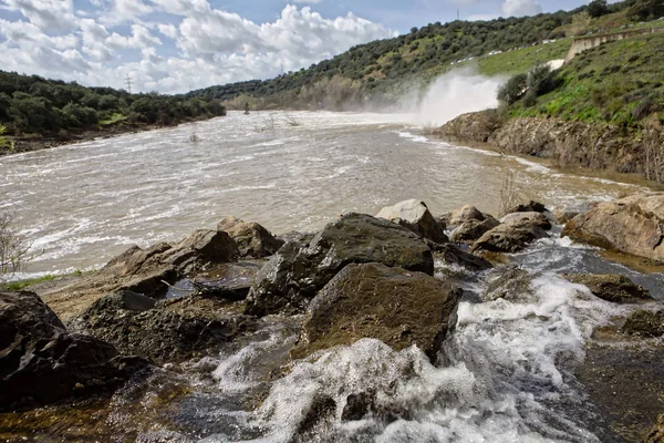 Vertedero en el embalse de San Rafael de Navallana, cerca de Córdoba, Andalucía, España —  Fotos de Stock