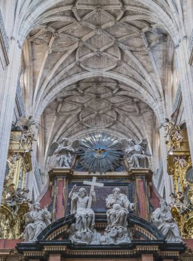 Kutsal Üçlü heykel Katedrali Nuestra Senora de la Asuncion y de San Frutos de transchoir üzerinde Segovia, Segovia, İspanya'da al