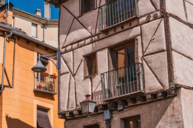 Yahudilik Mahallesinin eski sokak Segovia şehir bulunan görülen tuğla ile UNESCO Dünya Miras Listesi, İspanya inşa açık evler