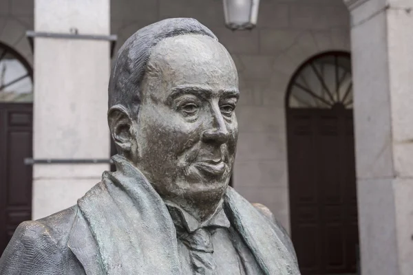 Estátua em homenagem ao poeta espanhol Antonio Machado na praça principal de Segóvia, Espanha — Fotografia de Stock