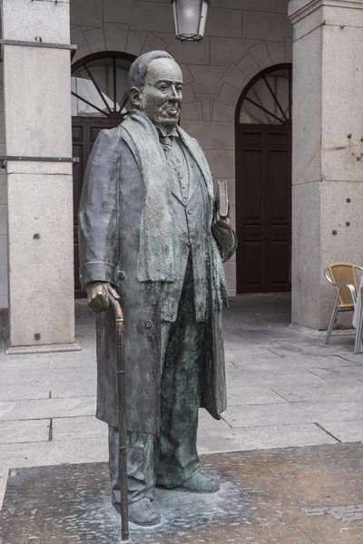 Estátua em homenagem ao poeta espanhol Antonio Machado na praça principal de Segóvia, Espanha — Fotografia de Stock