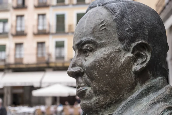 Памятник в честь испанского поэта Антонио Мачадо на главной площади Сеговии, Испания — стоковое фото