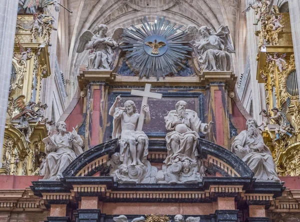 The statue of Holy Trinity on the transchoir in Cathedral Nuestra Senora de la Asuncion y de San Frutos de Segovia, take in Segovia, Spain — Stock Photo, Image