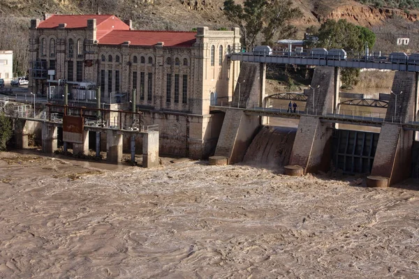 Гидроэлектростанция в Менгибаре, выпускающая воду после сильных дождей зимой, в провинции Хаэн, Испания — стоковое фото