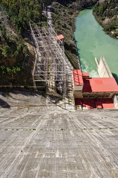 Гидроэлектростанция в водохранилище Изнахар, провинция Гранада, Испания — стоковое фото