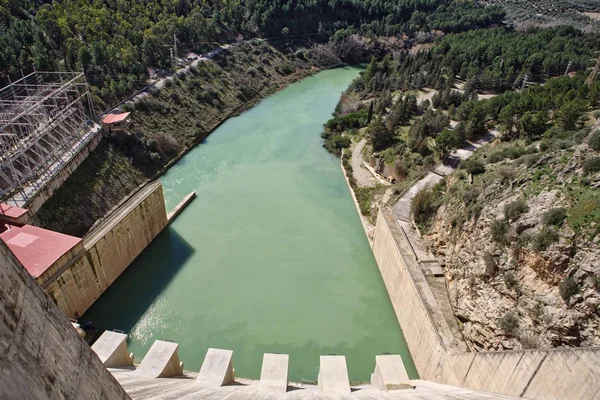 Vattenkraftverk i reservoaren i Iznájar, i provinsen Granada, Spanien — Stockfoto