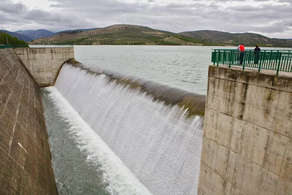 Colomera zbiornik zwolnienie wody po ulewne deszcze, zimy, położony jest nad rzeką Colomera Juntas, w pobliżu miasta Colomera, w prowincji Granada, Hiszpania — Zdjęcie stockowe