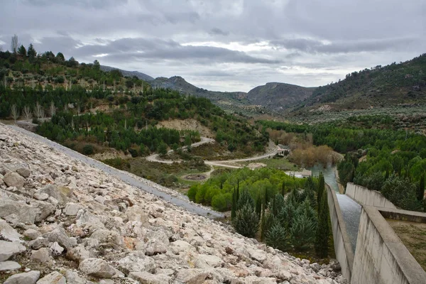 Colomera serbatoio rilasciando acqua dopo forti piogge invernali, si trova sul fiume Colomera e Giuntas, vicino alla città di Colomera, nella provincia di Granada, Spagna — Foto Stock