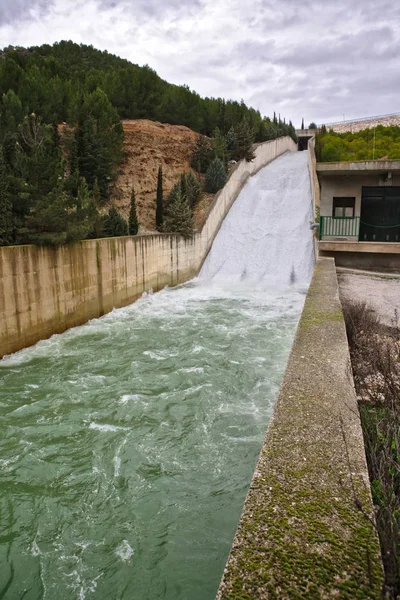 Colomera reservoir releasing water after heavy rains of winter, is situated on the river Colomera and Juntas, near the town of Colomera, in the province of Granada, Spain — Stock Photo, Image