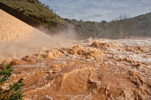 Panoramiczny widok dam Guadalen na pełnych obrotach, w prowincji Jaen, Hiszpania — Zdjęcie stockowe