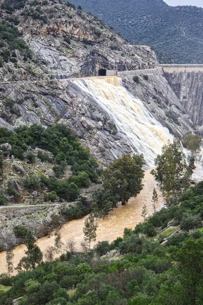 Bräddavlopp på dammen vid Jandula, Jaen provinsen, Spanien — Stockfoto