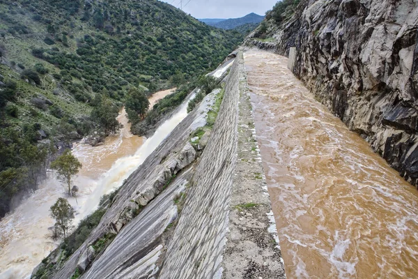 Vertedero de la presa de la Jandula, provincia de Jaén, España —  Fotos de Stock