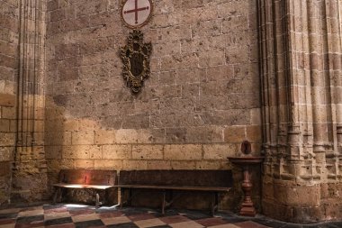 Şapel Our Lady of tespih Cathedral of Our Lady, varsayım, iç mekan, para çekme ve dua köşesinde ışık tarafından güneş ışıklı, Segovia, İspanya'da al