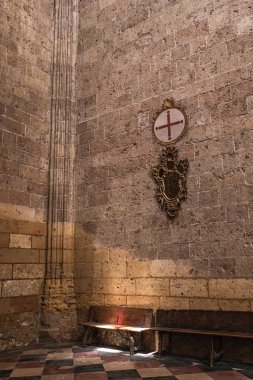 Şapel Our Lady of tespih Cathedral of Our Lady, varsayım, iç mekan, para çekme ve dua köşesinde ışık tarafından güneş ışıklı, Segovia, İspanya'da al