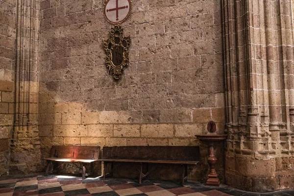 Εσωτερικά το παρεκκλήσι Παναγία του Ροδαρίου στο καθεδρικό ναό της Παναγίας της Κοίμησης, γωνία της απόσυρσης και της προσευχής φωτίζεται από το φως του ήλιου, να σε Segovia, Ισπανία — Φωτογραφία Αρχείου