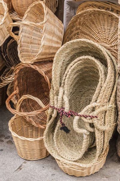 Wicker hand-made baskets at the shop of a touristic street of Segovia Castilla and Leon Spain. — Stock Photo, Image