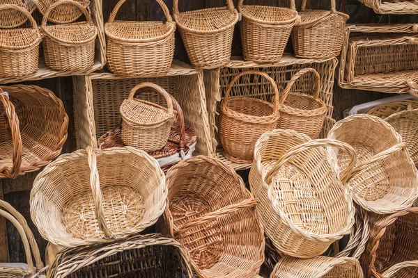 Плетеные корзины ручной работы в магазине туристической улицы Сеговия Кастилья и Леон Испания . — стоковое фото