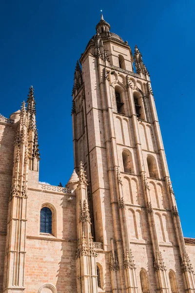 Katedrále Segovia nebo volané správně ve španělštině "Saint Iglesia Catedral z Panny z the Asunción a ze San Frutos" umístěn na hlavním náměstí a gotickém slohu, postavený na konci století XVI, Segovia, Španělsko — Stock fotografie