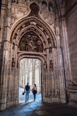  Cathedral of Our Lady, varsayım, manastır, kapıya erişim iç katedral Güney tarafında bulunan, dindarlık kümesi veya Quinta Angustia bakire ile dekore edilmiş, Segovia, İspanya'da al