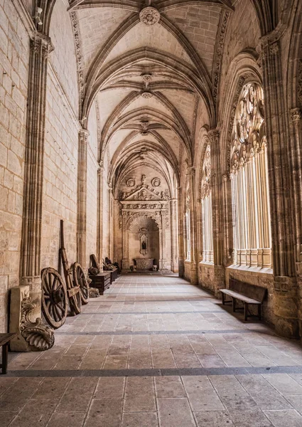 Interieur van de kathedraal van onze lieve vrouw van aanname, klooster gelegen aan de zuidkant van de kathedraal, is het werk van Juan Guas, nemen in Segovia, Spanje — Stockfoto
