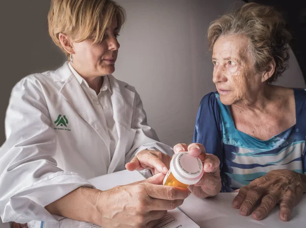 Medico spiega agli anziani dose giornaliera di farmaci, Andalusia, Spagna — Foto Stock