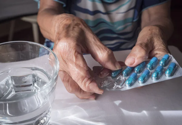 Oldster prendere la dose giornaliera di farmaci a casa, Andalusia, Spagna — Foto Stock