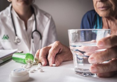 Evde, günlük ilaç doz alarak kullanamayan Andalusia, İspanya