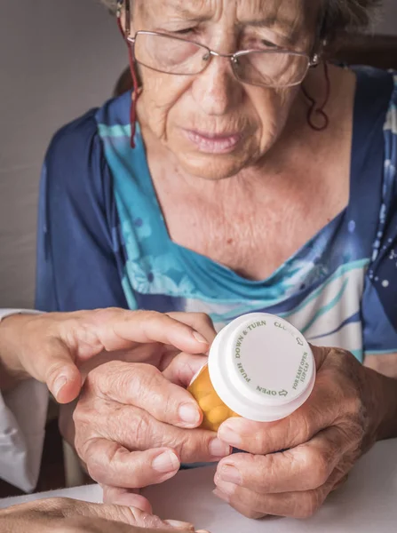 Oldster užívat denní dávku léků doma, Andalusie, Španělsko — Stock fotografie