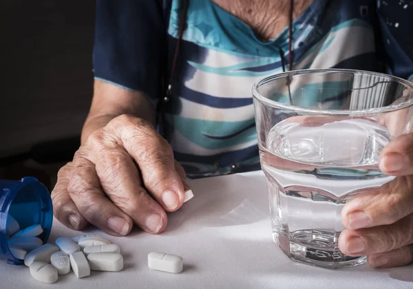 Oldster prend une dose quotidienne de médicaments à la maison, Andalousie, Espagne — Photo