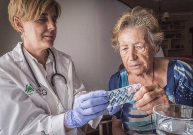 Doktor yaşlı günlük doz ilaç, Endülüs, İspanya için açıklar