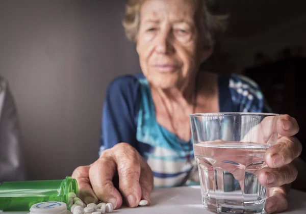 Oldster užívat denní dávku léků doma, Andalusie, Španělsko — Stock fotografie