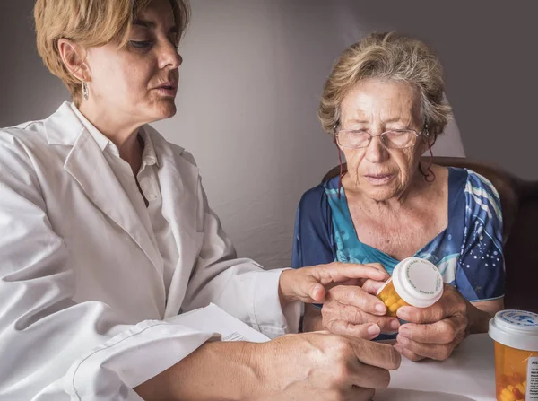 Médico explica para idosos dose diária de medicação, Andaluzia, Espanha — Fotografia de Stock