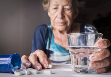 Evde, günlük ilaç doz alarak kullanamayan Andalusia, İspanya