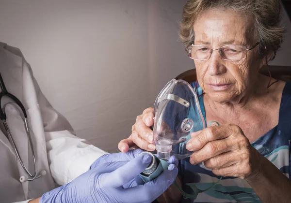 Doctor explains to old woman how ventimask inhalation training works, Andalusia, Spain — Stock Photo, Image