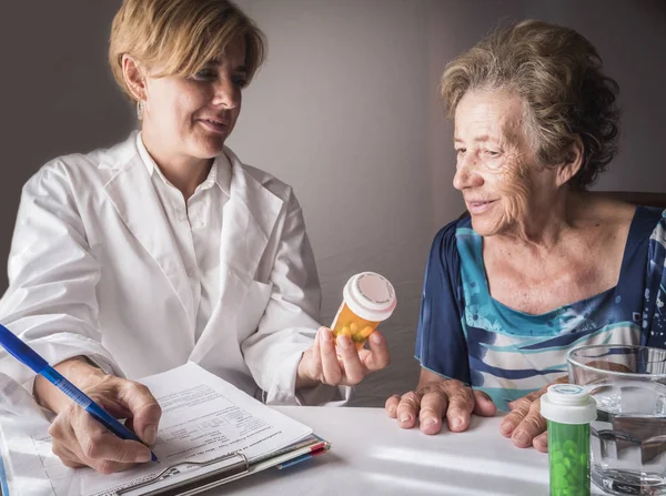 Doctor explains to elderly daily dose of medication, Andalusia, Spain — Stock Photo, Image