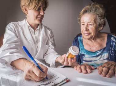 Doktor yaşlı günlük doz ilaç, Endülüs, İspanya için açıklar