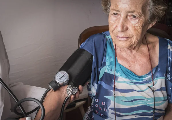 El médico explica a la anciana cómo funciona el entrenamiento por inhalación con máscara ventilatoria, Andalucía, España —  Fotos de Stock