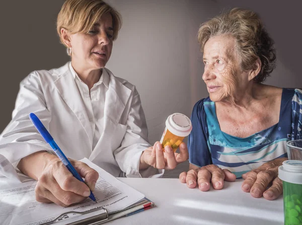 Médico explica a los ancianos dosis diaria de medicamentos, Andalucía, España —  Fotos de Stock