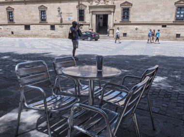 Tablo ve metalik sandalyeler, fotoğraf, Ulusal Turizm Ubeda, Endülüs, İspanya Devlet tarafından işletilen otelin yapıyor turizm