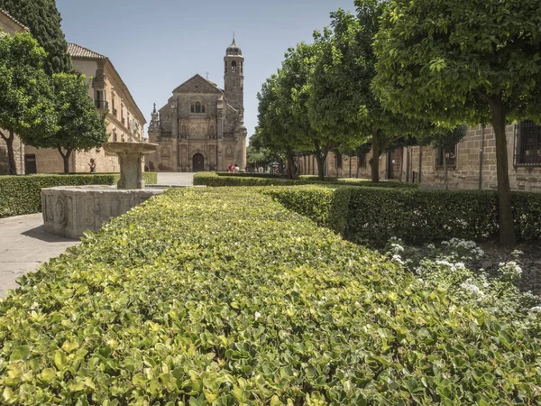 La Sainte Chapelle d'El Salvador (Capilla del Salvador) sur la Plaza de Vazquez de Molina avec l'hôtel Parador à gauche, Ubeda, Andalousie, Espagne — Photo