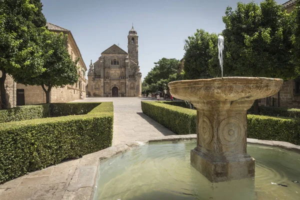 De Heilige kapel van El Salvador (Capilla del Salvador) in Plaza de Vazquez de Molina met de Parador hotel aan de linkerkant, Ubeda, Andalusie, Spanje — Stockfoto