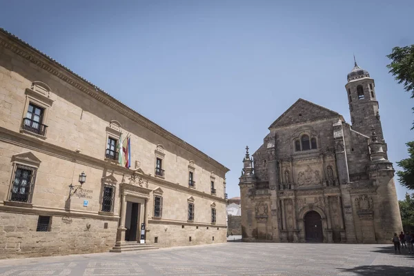 De Heilige kapel van El Salvador (Capilla del Salvador) in Plaza de Vazquez de Molina met de Parador hotel aan de linkerkant, Ubeda, Andalusie, Spanje — Stockfoto