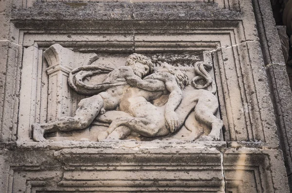 Hercules luttant contre le centaure, soulagement du front de la chapelle d'el salvador de l'ubeda, province de Jaen, andalousie, espagne — Photo