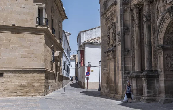 Typické úzké uličce nedaleko Capilla El Salvador, Ubeda, Andalusie, Španělsko — Stock fotografie