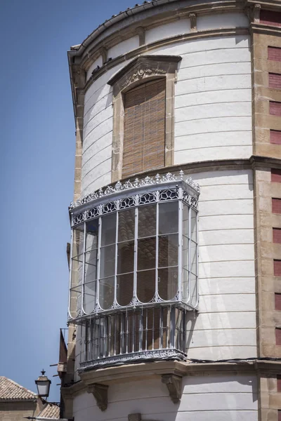 Typowy balkon w rogu, Úbeda, Andaluzja, Południowa Hiszpania — Zdjęcie stockowe